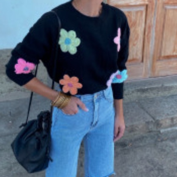 72 POSH LIVE LISTING FROM PARIS FLOWER KNIT SWEATER - Picture 2 of 3